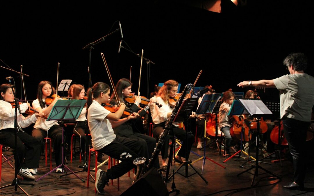 Samedi 4 avril à 20h30 et dimanche 5 avril à 17h // Festa di a scola // Anima in Festa – Le tour du monde en scène